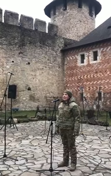У День соборності України 'Пташка' з 'Азовсталі' співала у Хотинській фортеці (ВІДЕО)