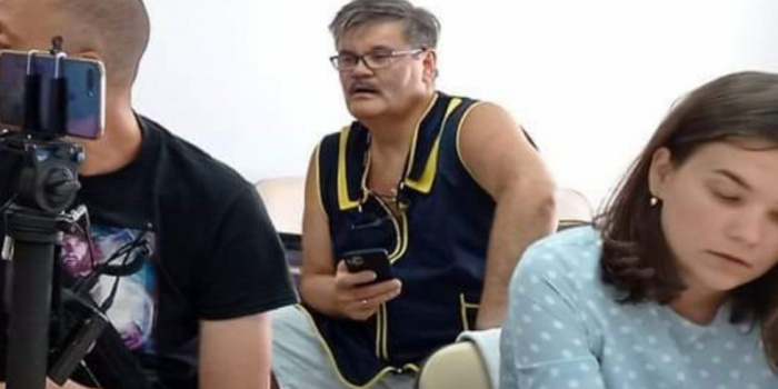 Суд Чернівців оштрафував на 850 грн нападника, який облив журналіста Василя Забродського нечистотами перед пресконференцією Клічука 