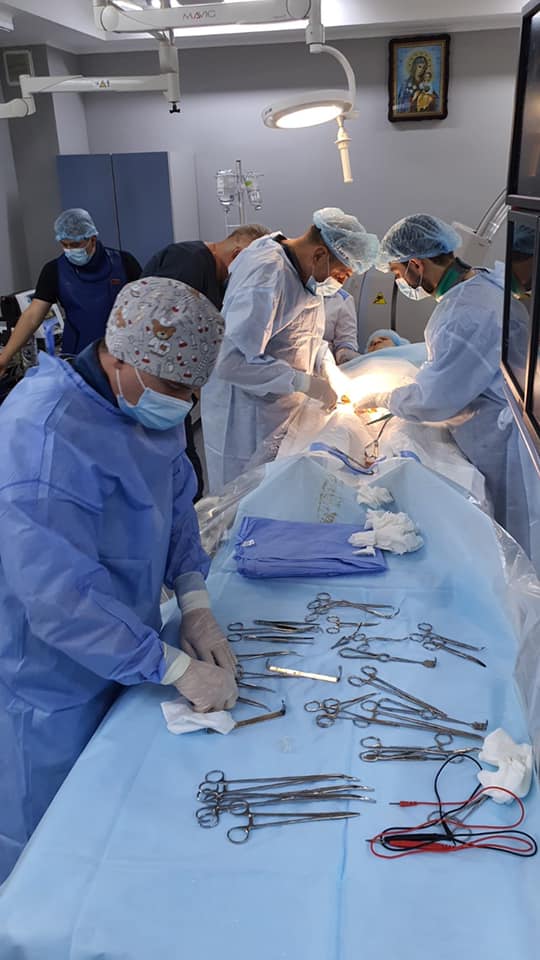 У Чернівецькому кардіоцентрі нагадали колегам з обласної лікарні, де вперше в області здійснили оперативні втручання по стентуванню периферичних судин 