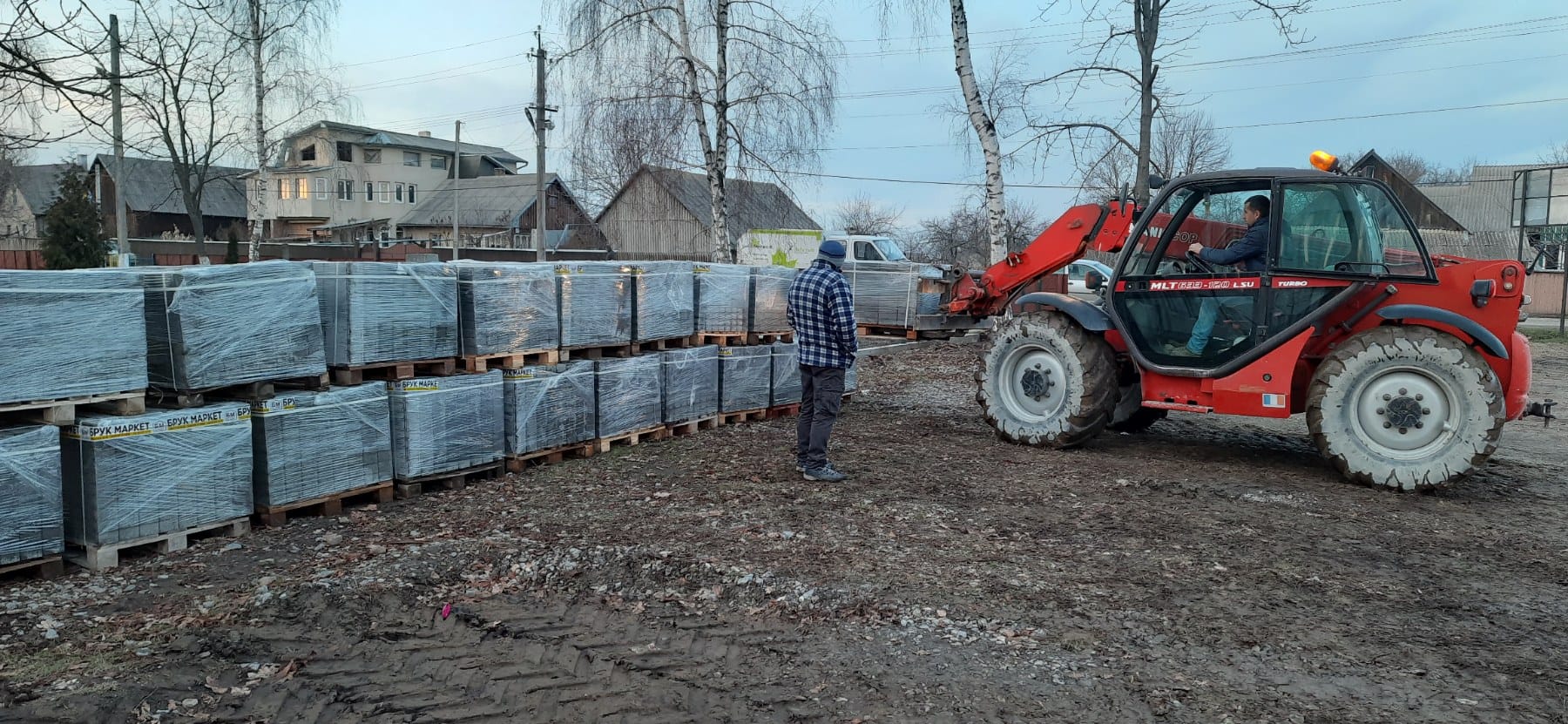 У Кам'янецькій громаді закупили бруківку для майбутнього парку