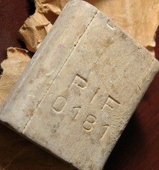 Спробу організувати у Чернівцях в 1946 р. 'похорони' німецького мила «RIF», нібито виготовленого з євреїв під час Голокосту, радянські спецслужби розцінили як провокацію 