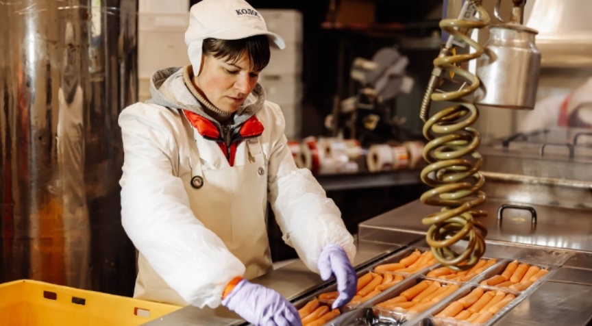 На Буковині м'ясопереробні підприємства скорочують асортимент та виходять у нічні зміни через віялові відключення електроенергії 