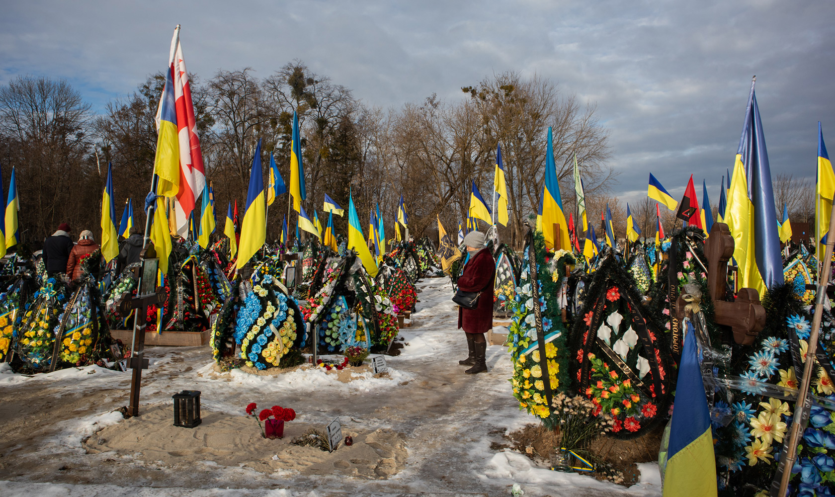 Історія з похованням у Чернівцях 'кіборга' Валерія Красняна ('Барса') спонукала журналістів  зібрати кілька реальних історій про проблеми з похованнями військових, які потребують негайного й системного вирішення