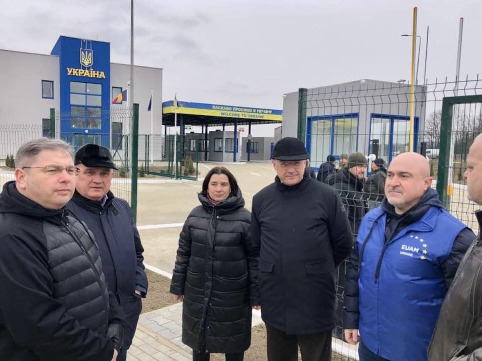 Будували з перервами майже 8 років: румунським дипломатам показали добудований КПП «Дяківці»