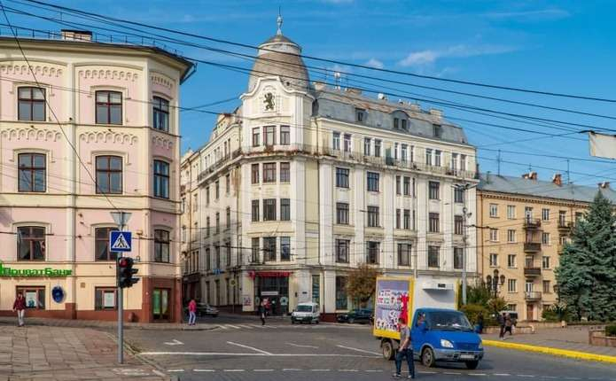 Переможця аукціону, який готовий щомісяця платити 400 тисяч за оренду приміщення 'Фокстроту' на Центральній площі, у мерії офіційно поки не називають 