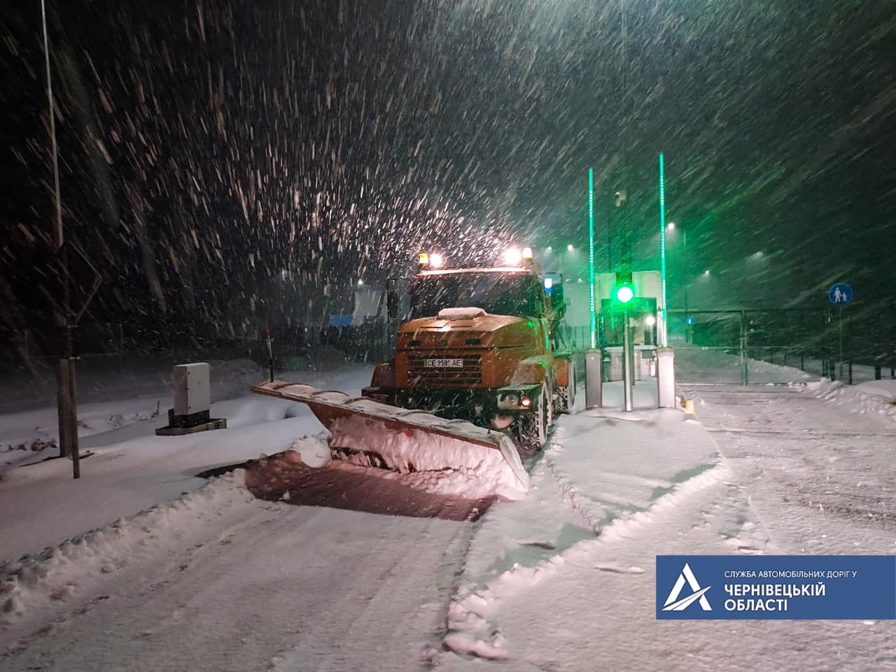 Дороги Чернівецької області від снігу розчищали понад пів сотні машин, у Чернівцях - 18