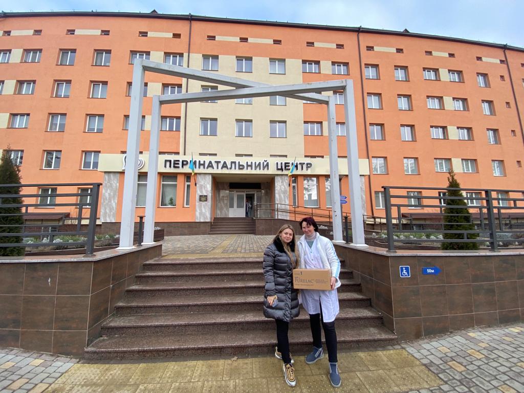 'Слуги народу' Олена Лис і Леся Палагнюк передали молоко чернівецьким немовлятам