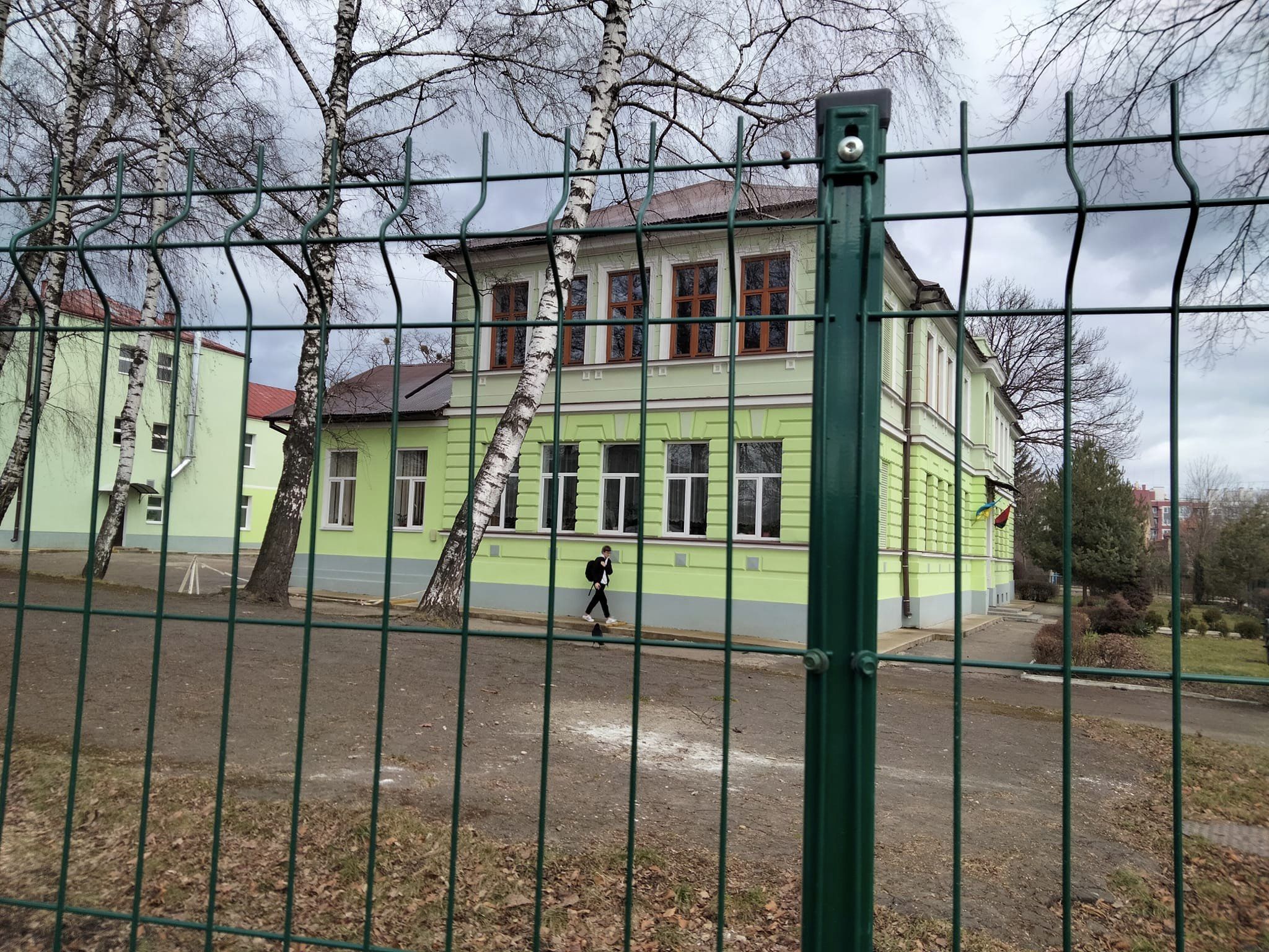 Як за 'стіною Яценюка': чернівецькі школи огородили на 10 мільйонів гривень