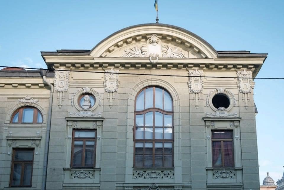 'Святе місце': сьогодні у Чернівцях вирішуватимуть, ким замінити Пушкіна на бічному фасаді театру 