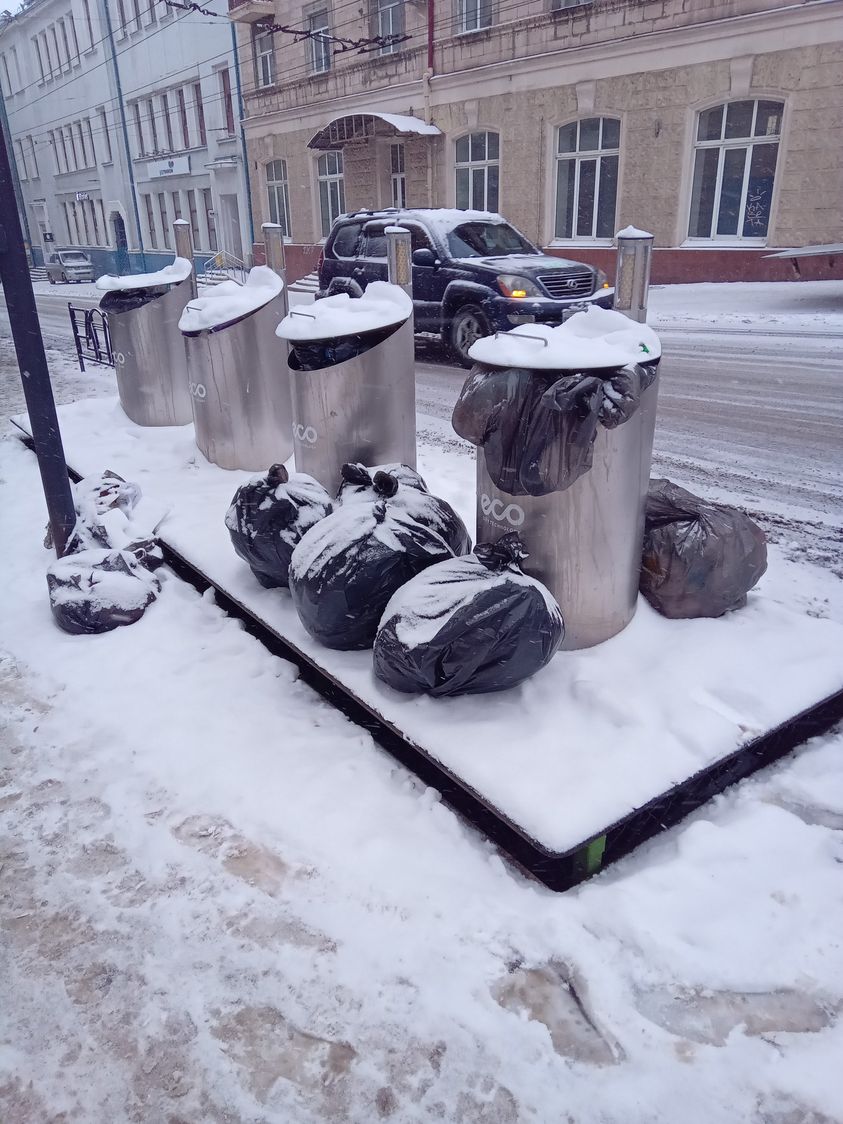 Купи сміттєвих пакетів біля підземного смітника перед колишньою синагогою: чернівчани обурюються через безлад 