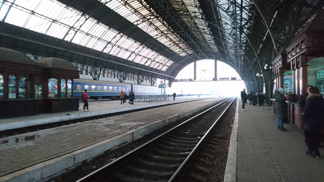 Рух потяга Чернівці — Львів тимчасово відновлять зі сидячими вагонами