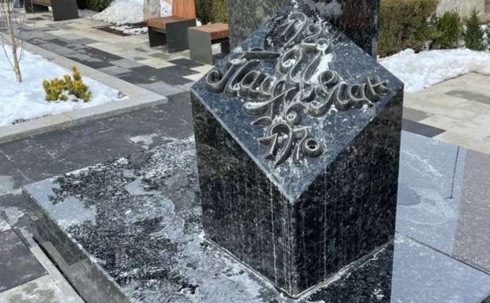 Невідомі облили фарбою відреставрований пам'ятник Паулю Целану в Чернівцях