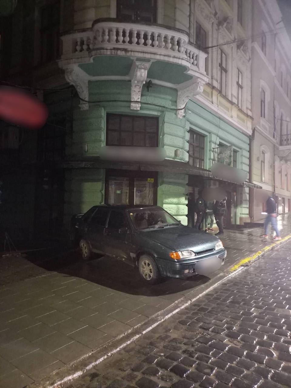 У Чернівцях п'яний водій таранив піцерію на вулиці Франка 