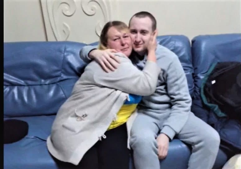 Буковинець Максим Касперський, який дев’ять місяців провів у російському полоні, нарешті зміг обійняти рідних