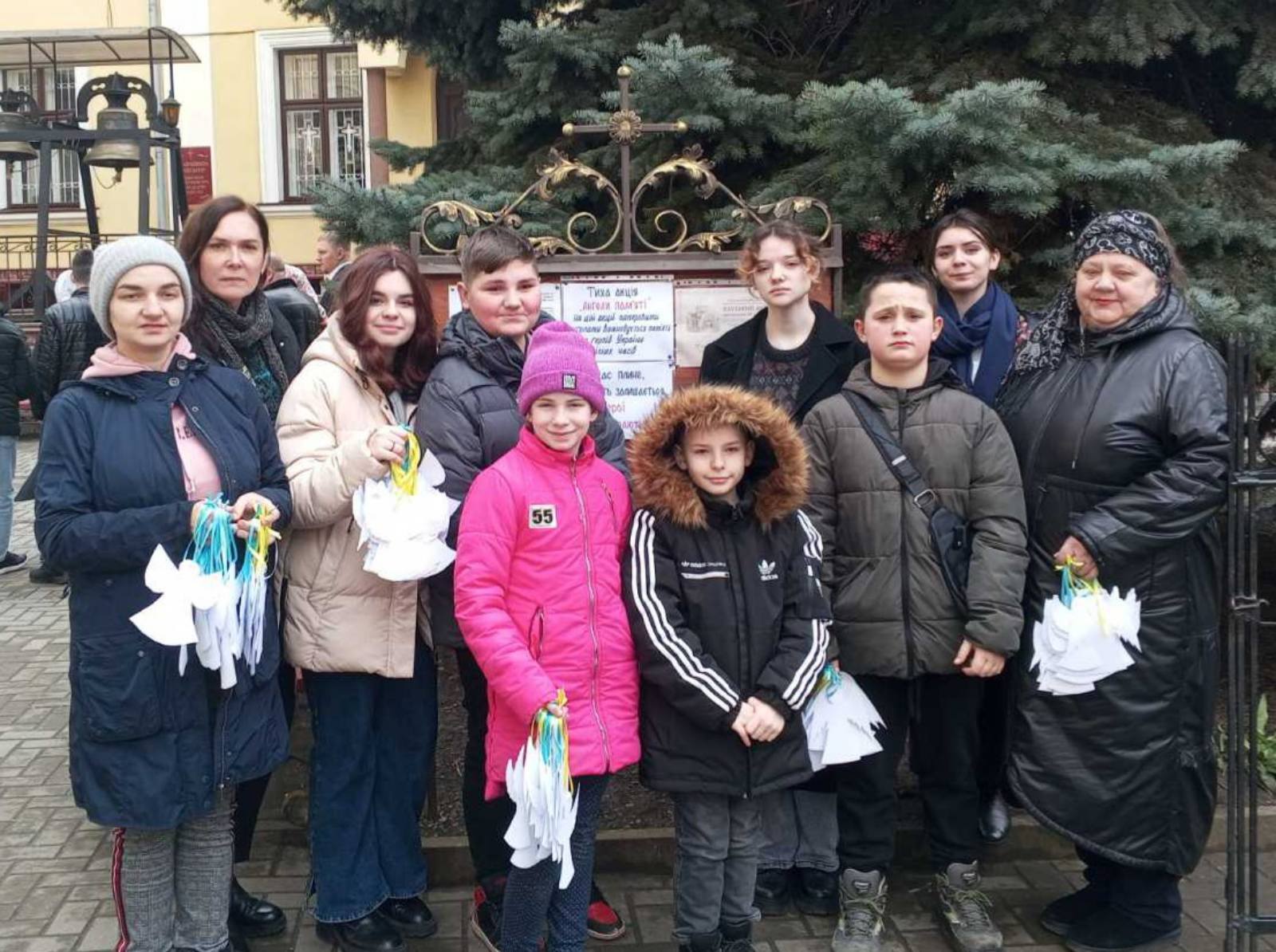 У Чернівцях учні недільної школи виготовили паперових ангелочків пам'яті, щоб вшанувати полеглих Героїв 