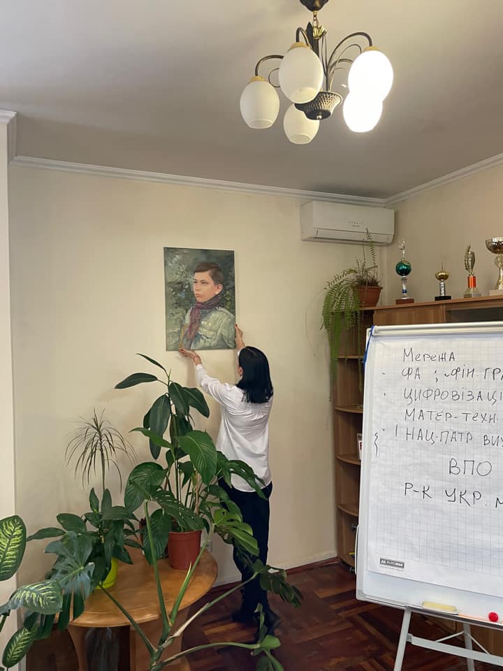 І Бандера такий молодий: головна освітянка Чернівців прикрасила свій кабінет портретом юного Провідника