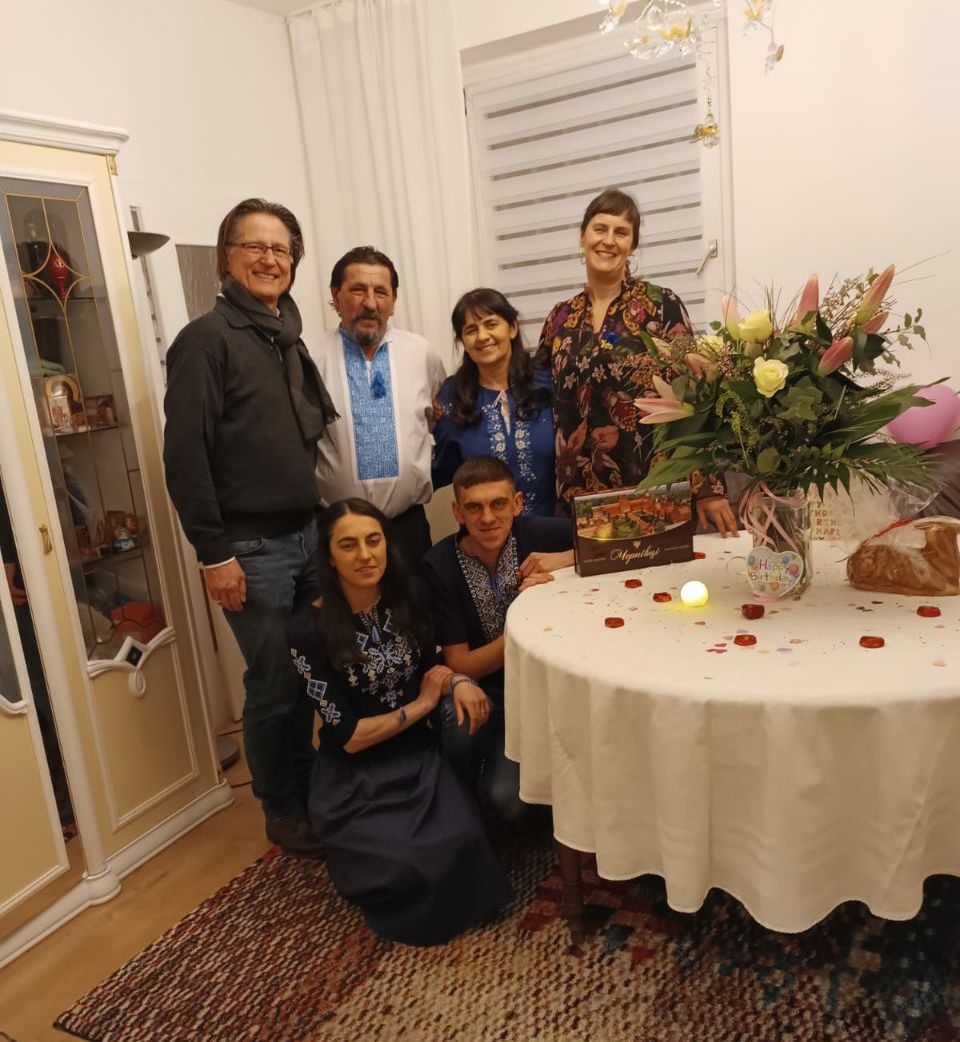 «Не даруйте мені подарунків, краще віддайте для українців»: буковинка з Кострижівки, яка проживає в Німеччині, зібрала гроші зі свого дня народження на карету швидкої для Херсону, а митрополит Мелетій її освятив