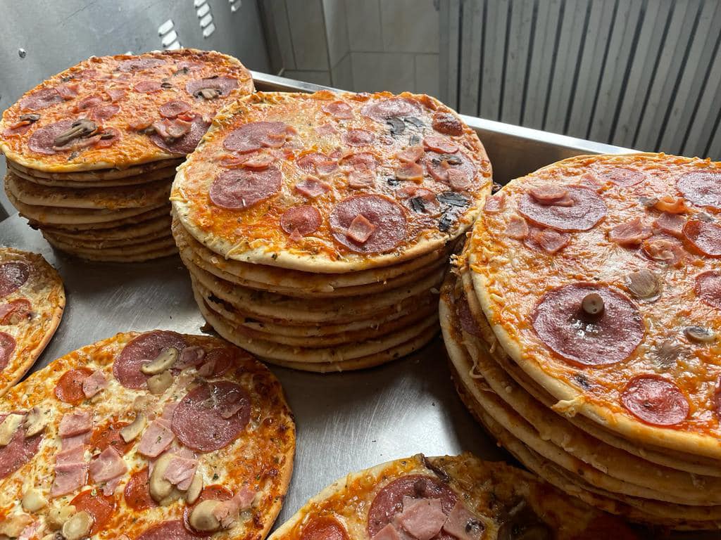 'Піцу замовляли?' У Чернівцях волонтери пригощали переселенців, нужденних і городян піцею від німецьких благодійників 
