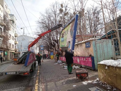 У центрі Чернівців демонтували банер, який приховував стару громадську вбиральню 