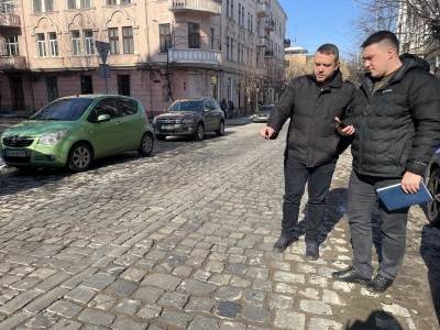У Чернівцях на двох вулицях, відремонтованих торік за 130 млн людських грошей, просіла бруківка