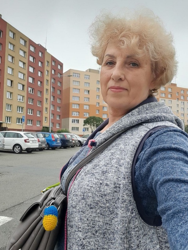 У Глибоці вимушена переселенка з Донецької області щодня плете сітки для воїнів Збройних сил України