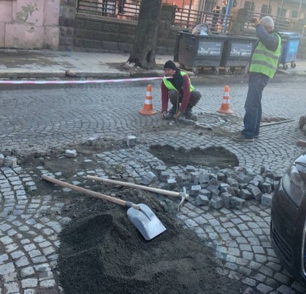 На частині вулиці Кафедральної, яку лише торік перемостили за два млн людських гривень, просіла бруківка