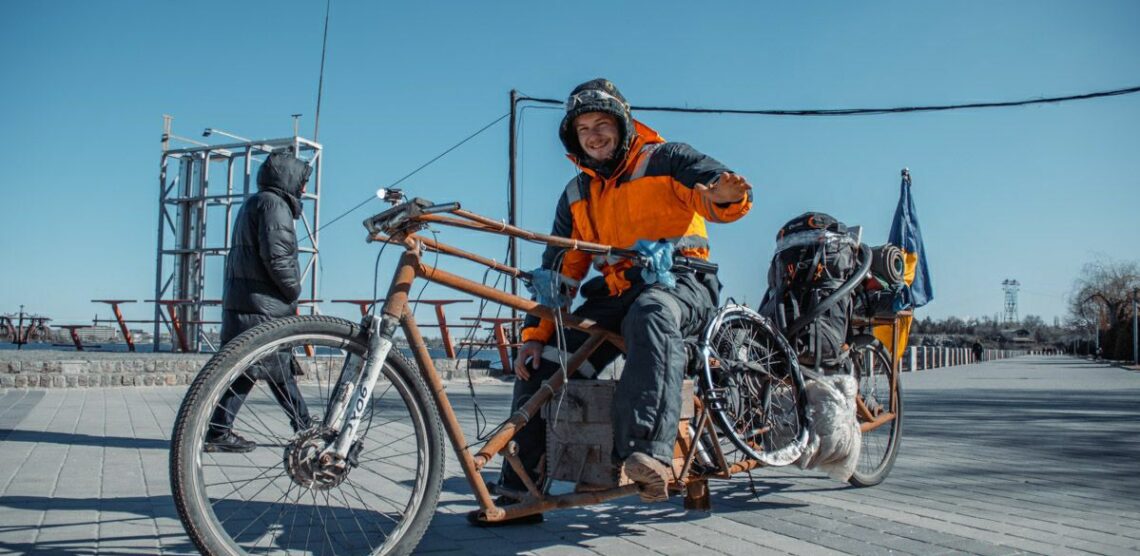 Чернівчан вразив унікальний чотириметровий «бандеросипед», на якому кам’янчанин здолав понад 3 тисячі кілометрів 