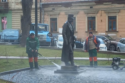 У Чернівцях помили Франца Йозефа і Шевченка 