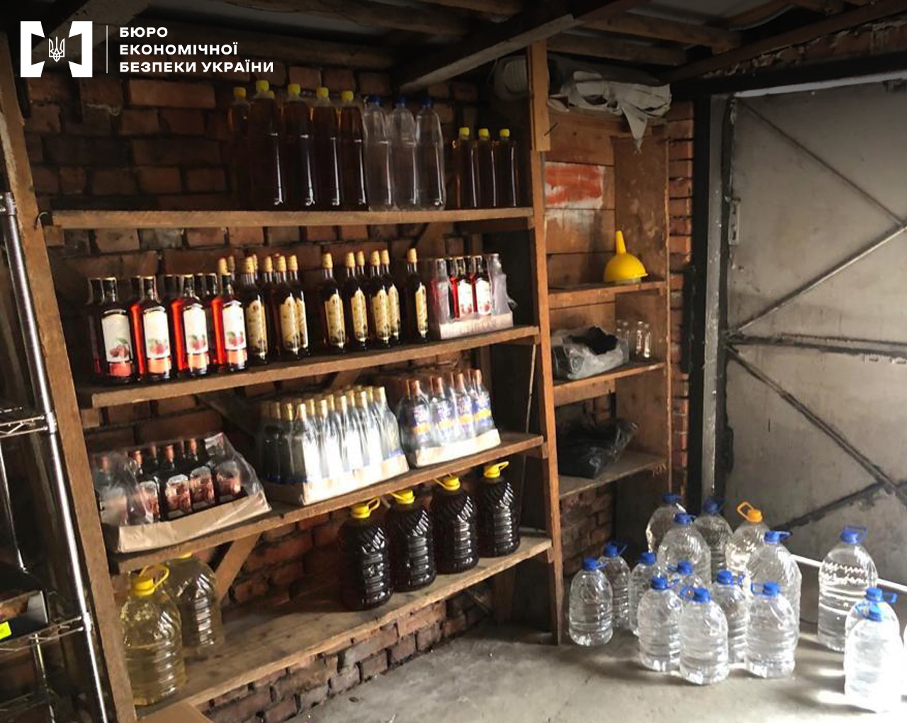 У Чернівцях вилучили велику партію контрафактного алкоголю і тютюнових виробів на 2,5 мільйонів гривень