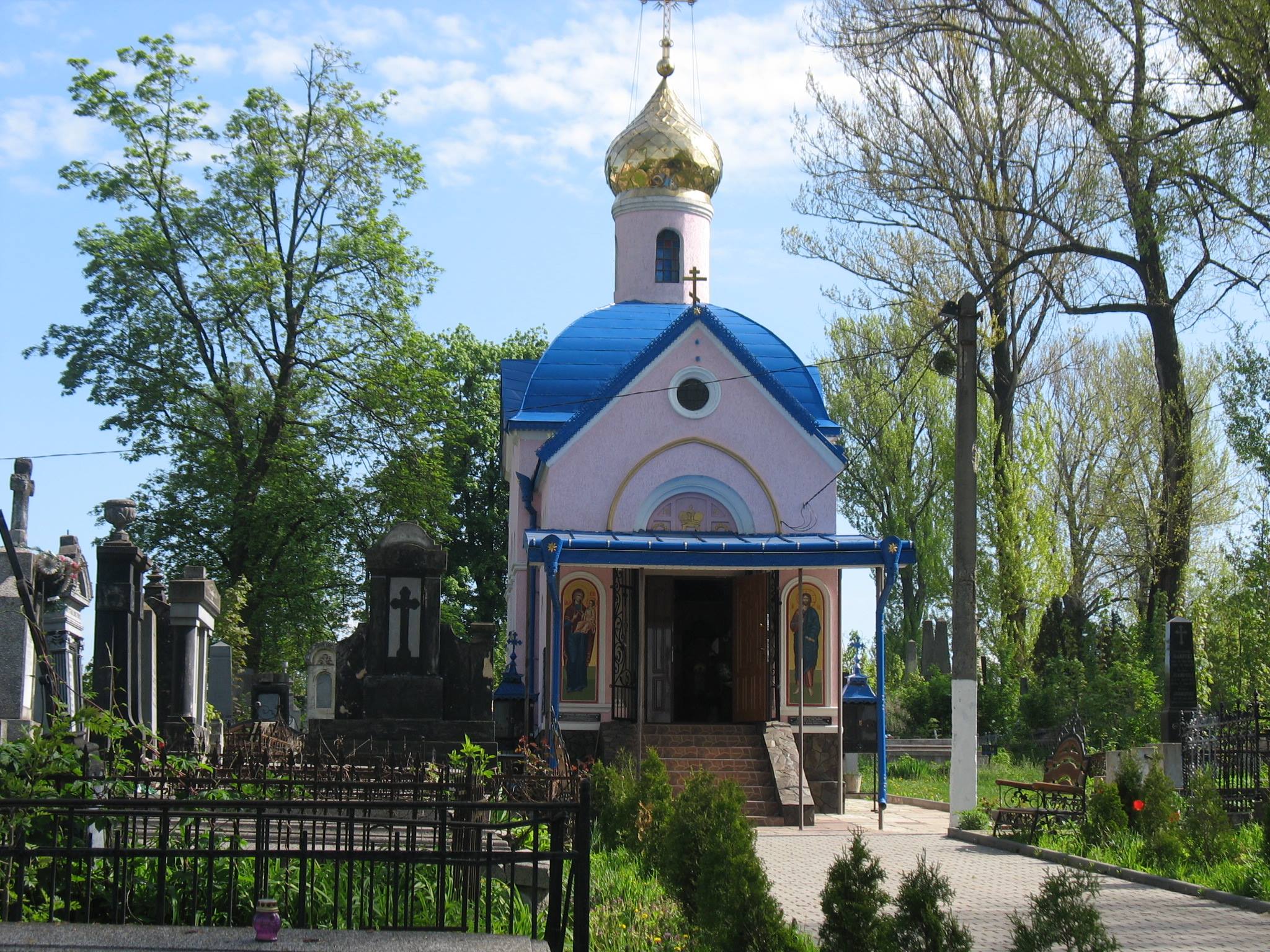 У Чернівцях на міському кладовищі прибиратимуть могили священників, спочилих до до 1940 р.