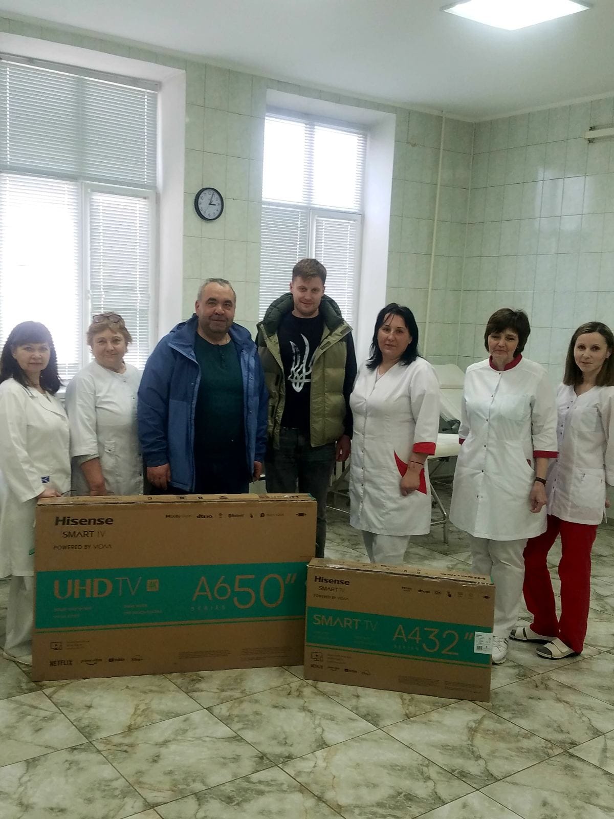 У Чернівцях депутат міськради подарував два телевізора центру служби крові для комфорту донорів, які здають кров для військових