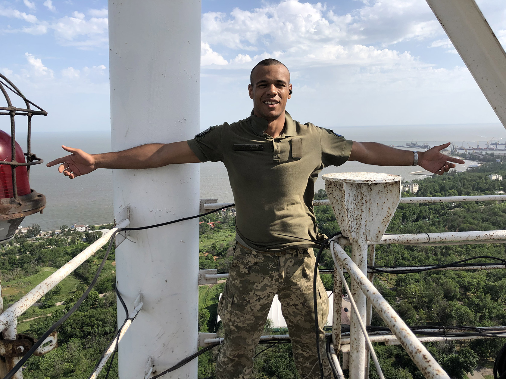 Син росіянки й африканця солдат Гомеш Річард Ферейра, якого мама з бабусею виховували в Сокирянах, вважає себе щирим українцем і захищає батьківщину від російських загарбників 