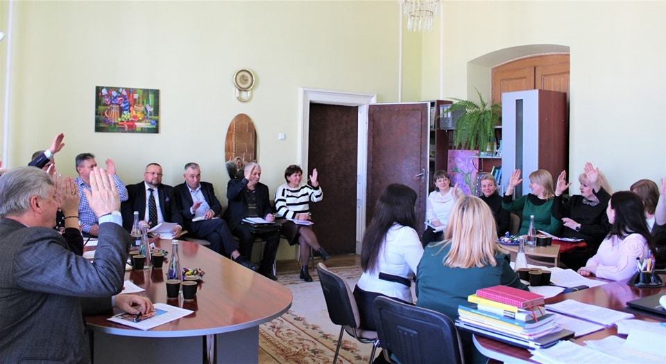 На Буковині директори шкіл, в яких викладаються румунська, польська та іврит, допомагатимуть владі у питаннях реалізації конституційного права нацменшин на навчання рідною мовою