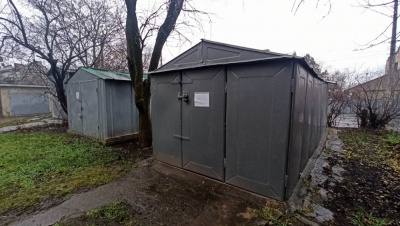 У Клічука погрожують знести гаражі біля резиденції, якщо за місяць не знайдуть їхніх господарів