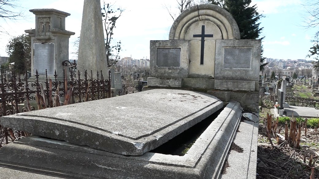 У Чернівецькій мерії вважають, що продаж безіменних гробівців може бути популярною ідеєю, бо у бюджеті немає зайвих мільйонів для їх відновлення