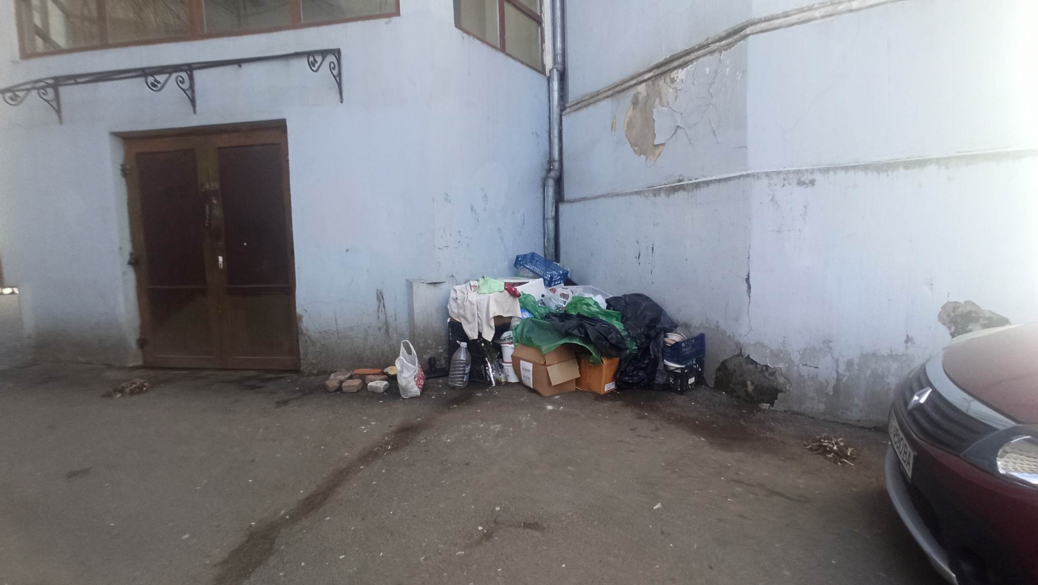 За кінотеатром «Чернівці» ліквідували черговий смітник, облаштований підприємливим безхатьком