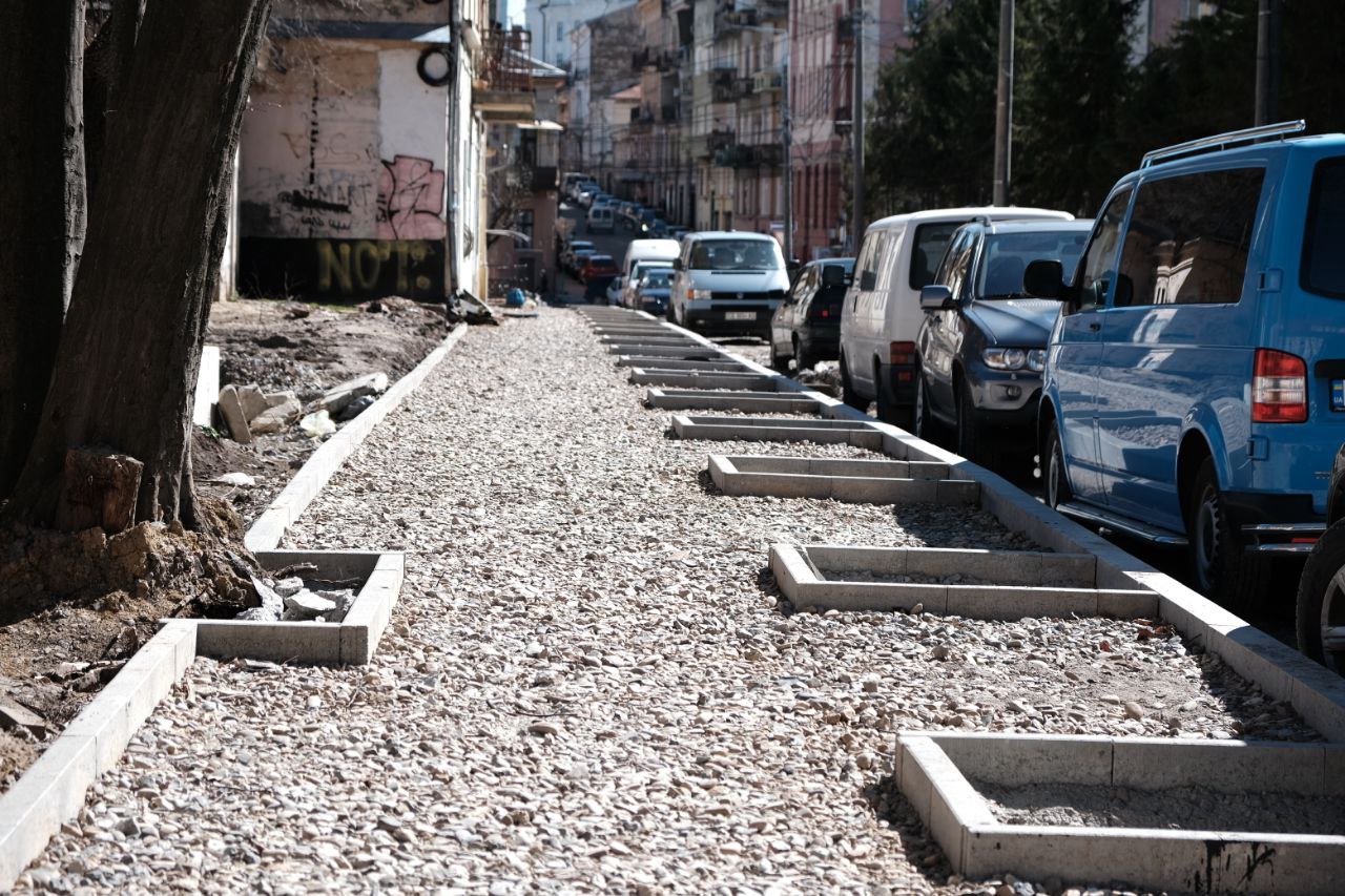 На розі Богуна та Жуковського упорядкують сквер 