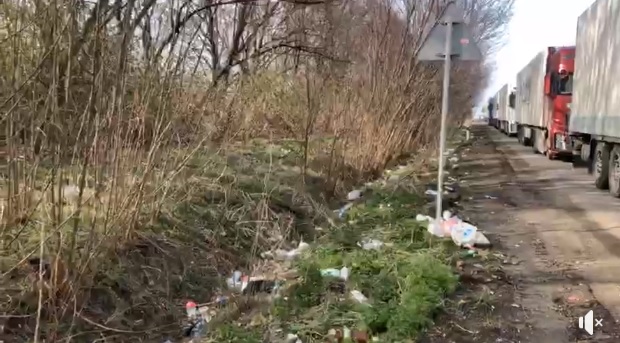 'Коли, нарешті, буде запроваджено електронну чергу?' 'Слуга народу' показав колону вантажікок на 'Порубному' та купи сміття на узбіччі 