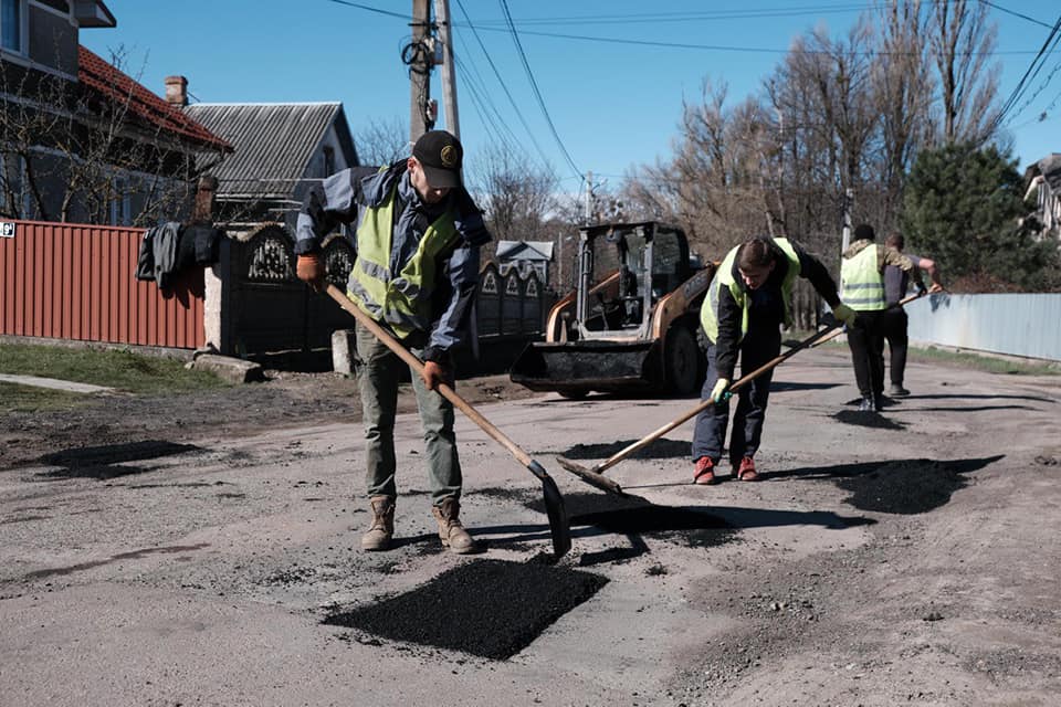 На Богуна і Жуковського мостять тротуари, на Головній облаштували тимчасовий заїзд на територію лікарні, а на деяких дорогах латають ямки