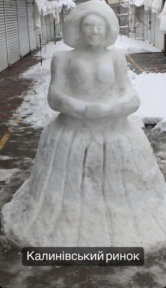 Сніговий 'шедевр': підприємці 'Калинки' зліпили кумедний символ 'прибирання' чернівецькими комунальниками 