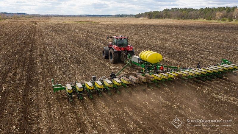 У Чернівецькій області ведуть сівбу соняшника