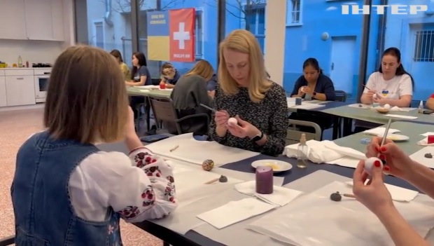 Швейцарців навчають розписувати писанки у буковинському стилі: проєкт розпочала українська школа