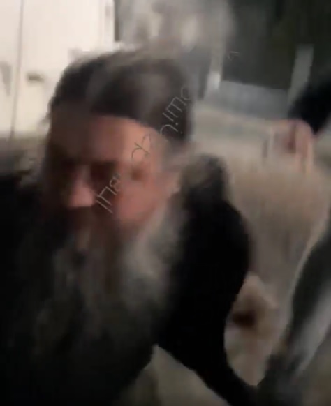Російськомовний водій автівки ударив єпископа упц мп Нікіту на вулиці Сагайдачного: у мережі оприлюднили відео