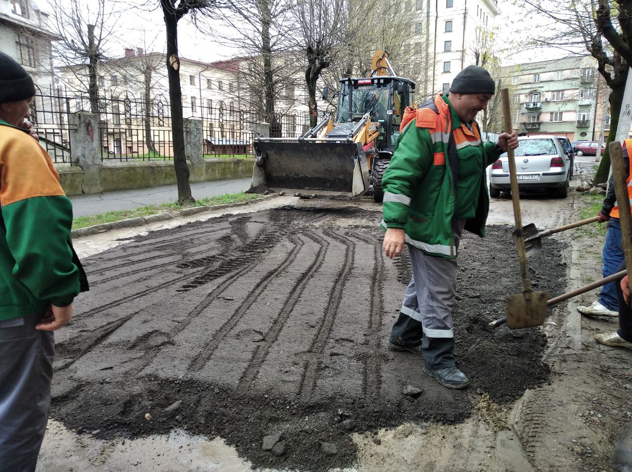 'Зарили в багнюку австрійську бруківку': робітники Чернівцігазу залишили безлад після розкопок біля будинку №7 на Драгоманова 