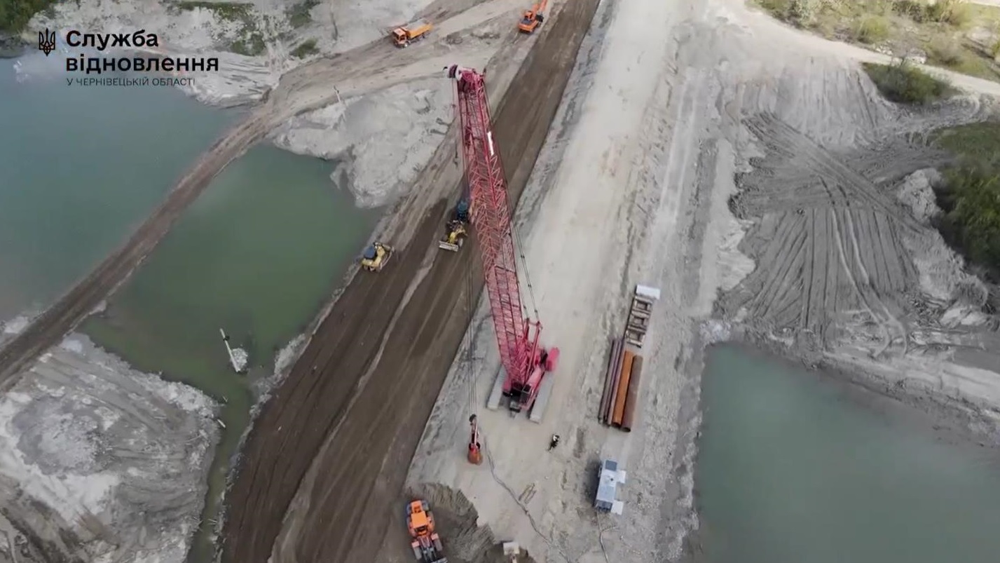 У селі Глиниця влаштовують опори для «норвезького» моста