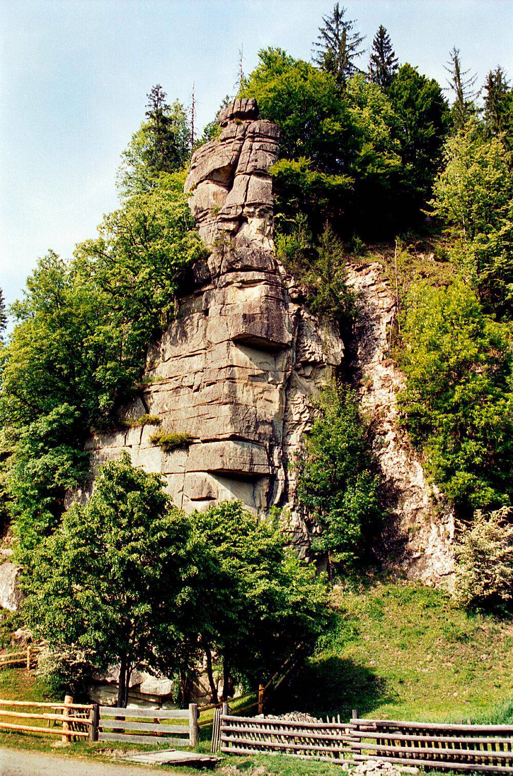 Кам’яна Багачка — чи не головне диво Буковинських Карпат, яке створила природа, потребує уваги 