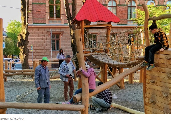 Чернівці стали другим після Львова містом, де німецький майстер Матіас Гьопфне облаштував нетиповий дитячий майданчик (фото)