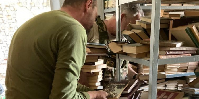 Українські військові врятували 5 тонн книжок зі знищених росіянами бібліотек прифронтового Сіверська