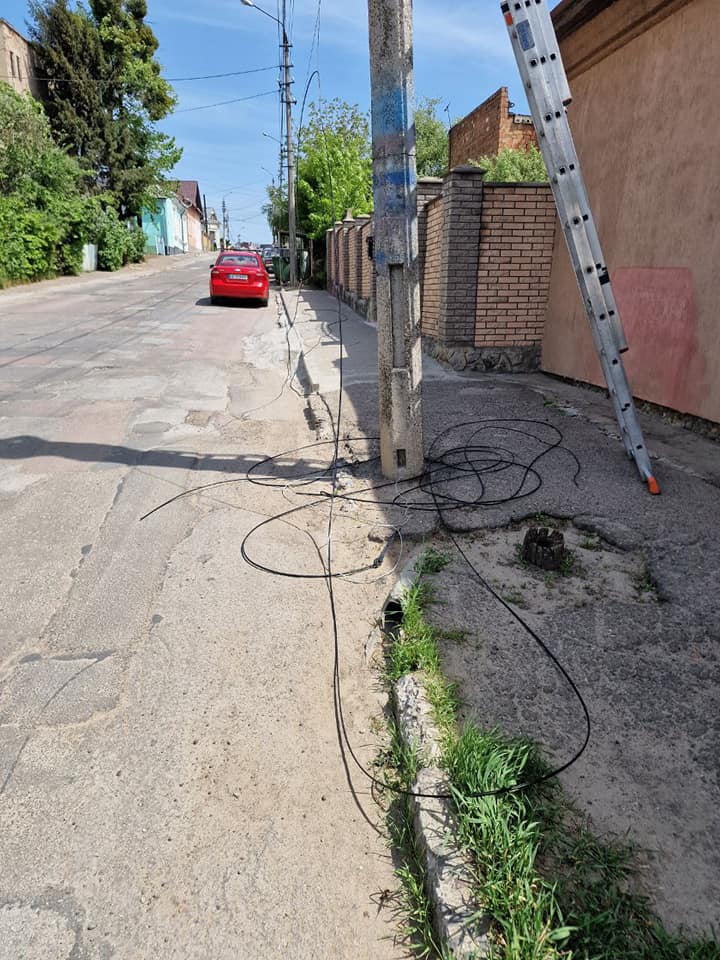 Не менше третини дротів на чернівецьких стовбах - це сміття, яке не демонтували недобросовісні провайдери 
