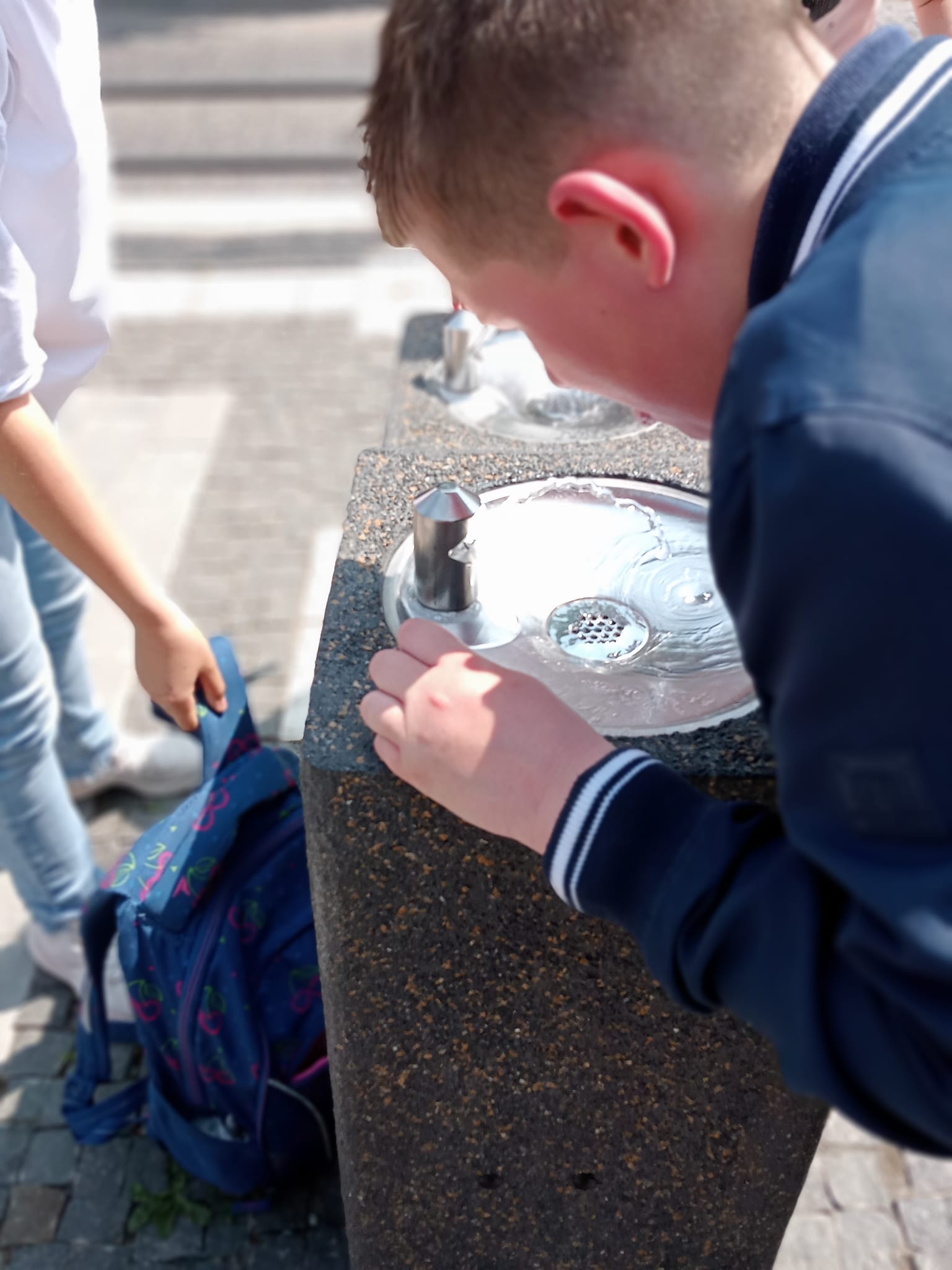 'Ура! Воду підключили!' Після нагадування BukNews на розі Університетської - Богдана Хмельницького запрацював фонтан питної води 